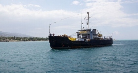 Scientology sponseret skib ankommer i Haiti med mere end 100 tons gods til hjælpearbejdet.