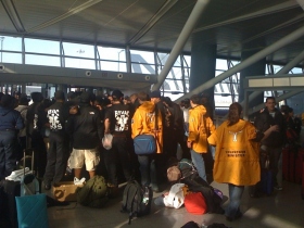Scientology Frivillige Hjælpere og medlemmer af andre hjælpeorganisationer i JFK Airport, som venter på at tage af sted til Haiti.
