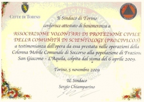 Torinos borgmesters Certificate of Merit i anerkendelse af Scientology Community Civil Protection Association (PRO.CIVI.COS) for forsvar af civile og nødhjælpsarbejde, udført på vegne af landsbyen San Giacomo og byen L’Aquila, der blev ramt af jordskælvet den 6. april 2009.
