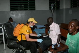 David plejer patienter i Port-au-Princes General Hospital i Haiti