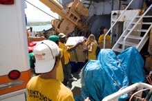 Frivillige Hjælpere arrangerer levering af forsyninger og andre hjælpemidler, herunder ”Lifeboat for Haiti”, som transporterede over 100 tons forsyninger fra USA til Haiti.