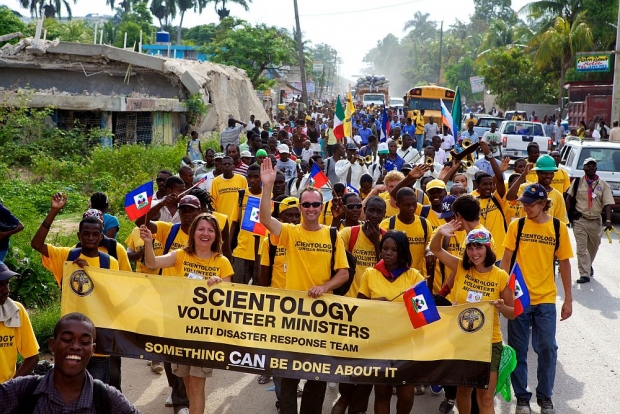 Scientology Frivillige Hjælpere fra Haiti og andre lande marcherer fra Port-au-Prince forstaden Carrefour til byen Leogane for at fejre ”Flag Day”, en national helligdag til minde om Haitis uafhængighed fra den franske undertrykkelse og slaveri i 1803.
