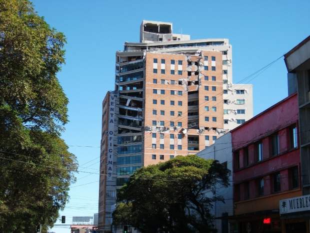 Den beskadigede tårnbygning i Concepción, marts 2010.
